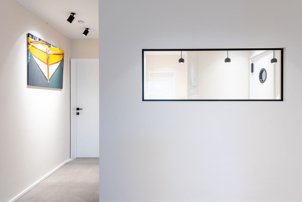 photo architecture intérieure, vue sur un couloir et mur blanc et vitre